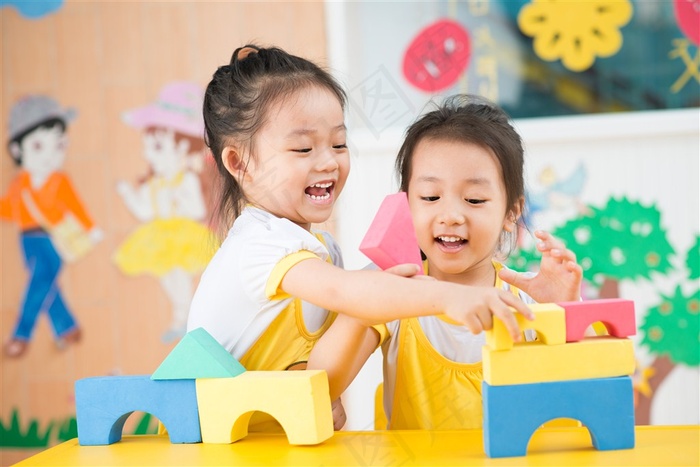 幼儿园搭积木的两个小女孩高清图片