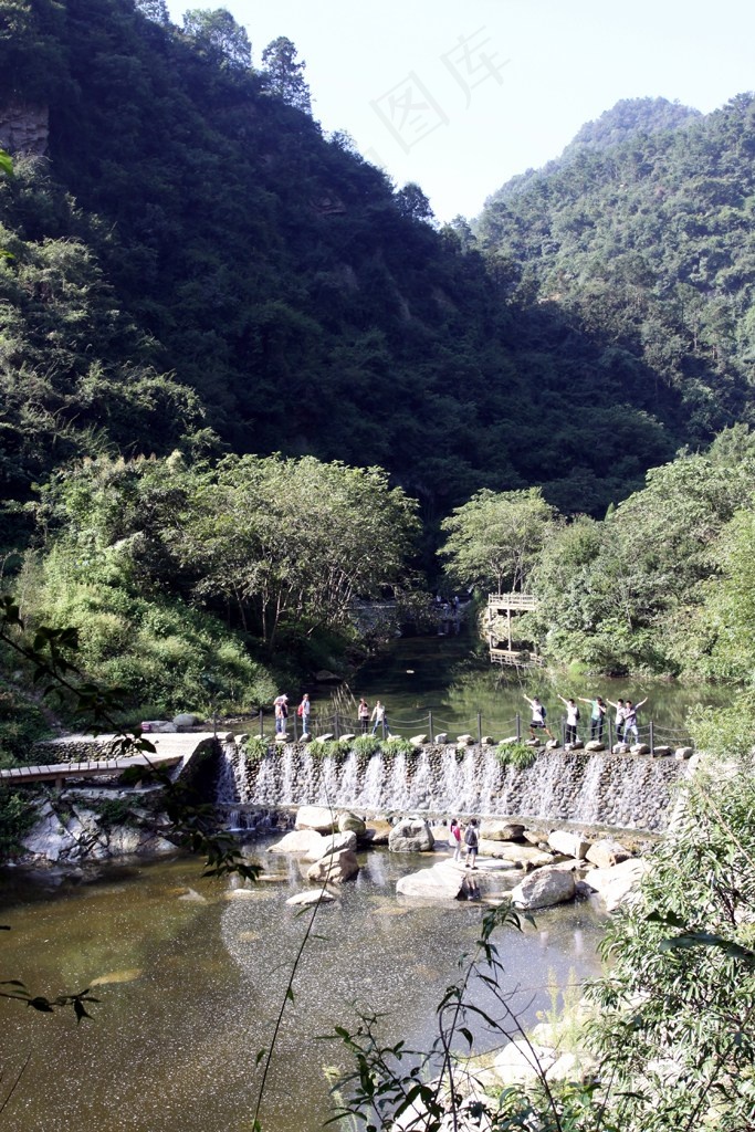 山林间流淌的溪水