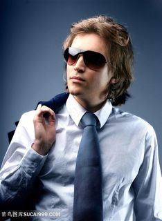 卷发墨镜帅哥图片