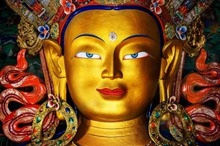 美丽的雪山景色与佛像图