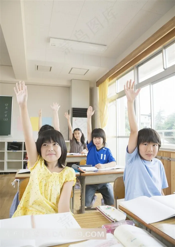 举手中学生们