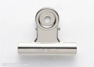 办公文具-银色的夹子特写