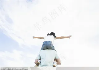 幸福的一家-在爸爸肩膀上做飞翔姿势的女孩