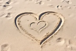 沙滩上画着爱心的摄影图