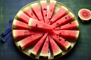 切块西瓜装盘背景