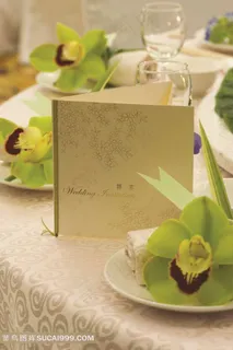 餐桌上的请柬和兰花