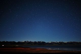 夜晚的黑暗天空