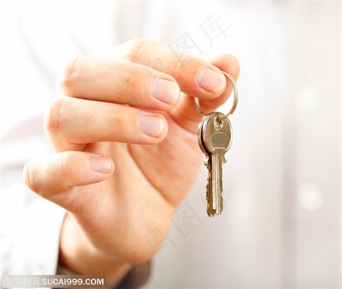 手拿铜色新房钥匙图片素材