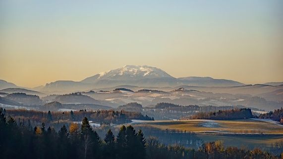 冬天山水背景风景