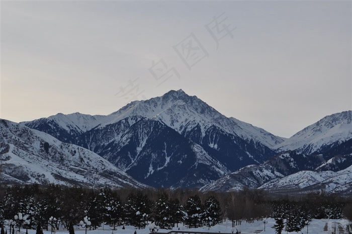 山峦上的积雪