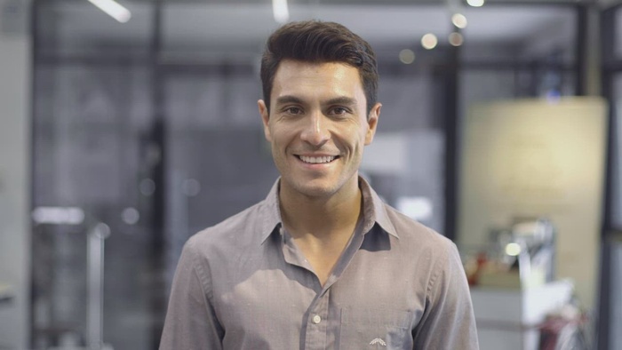 商人在办公室微笑，肖像