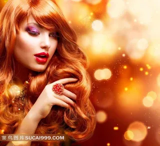 卷发红唇美女写真图片