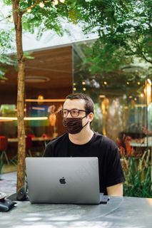 戴口罩的帅哥上网图片