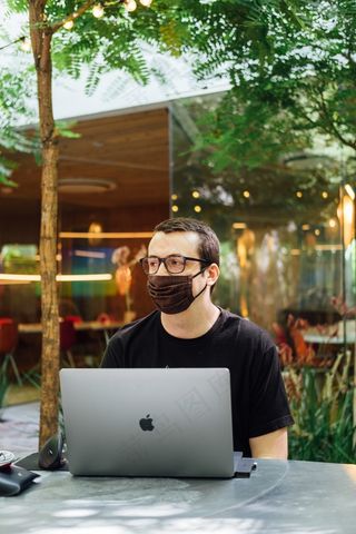 戴口罩的帅哥上网图片