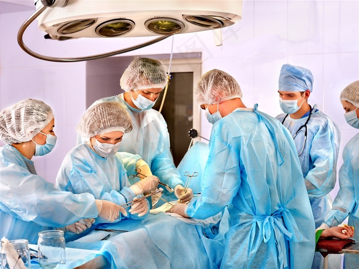 手术的医生们图片