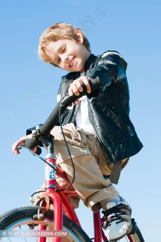 骑自行车的小帅哥