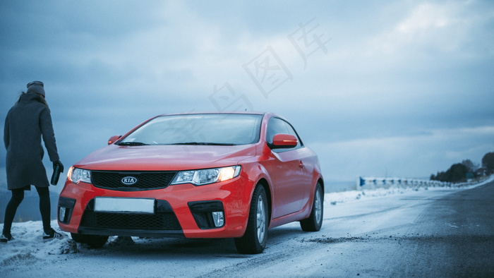 起亚红色跑车图片