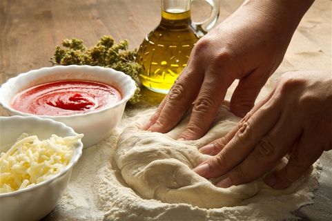 正在做美食的双手