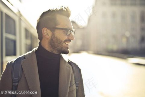 背着包的戴眼镜成熟帅哥