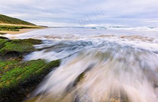 唯美海边海浪激流风景图片