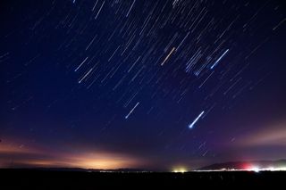 青海湖上空的流星