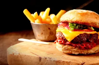 桌子上的夹肉汉堡包