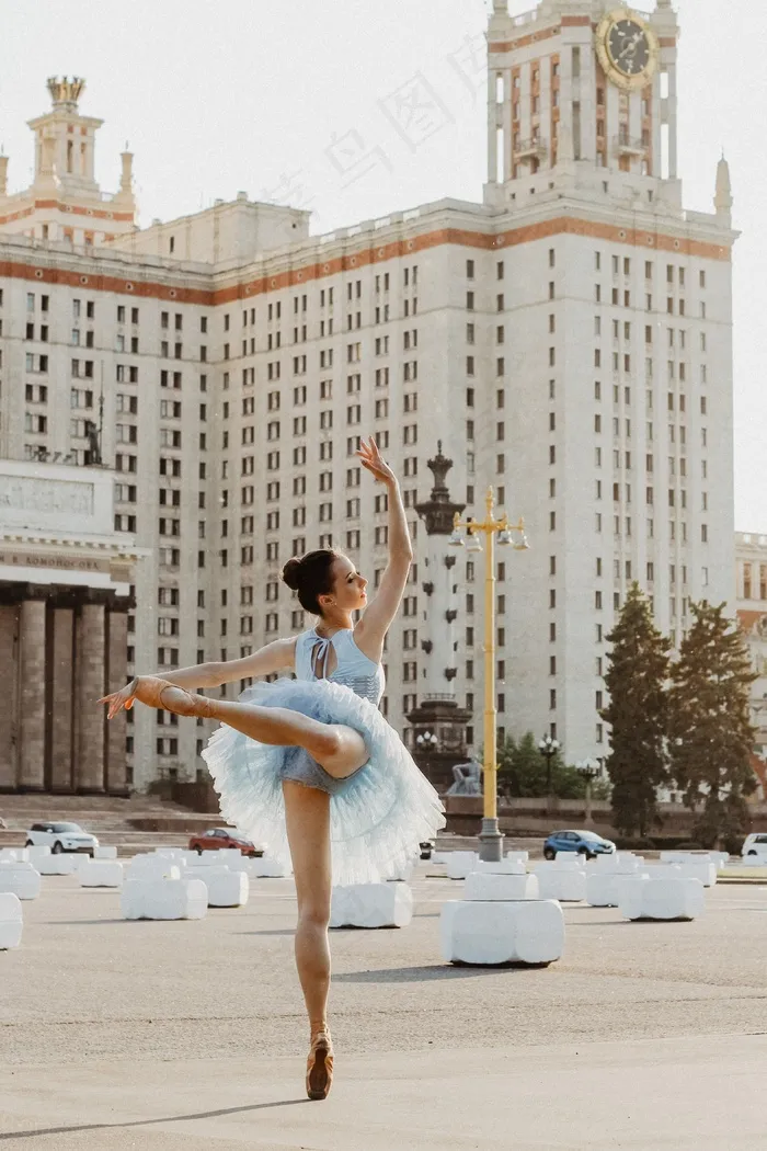 广场芭蕾舞美女独舞图片