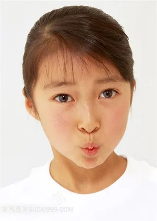 嘟嘴的女孩面部特写