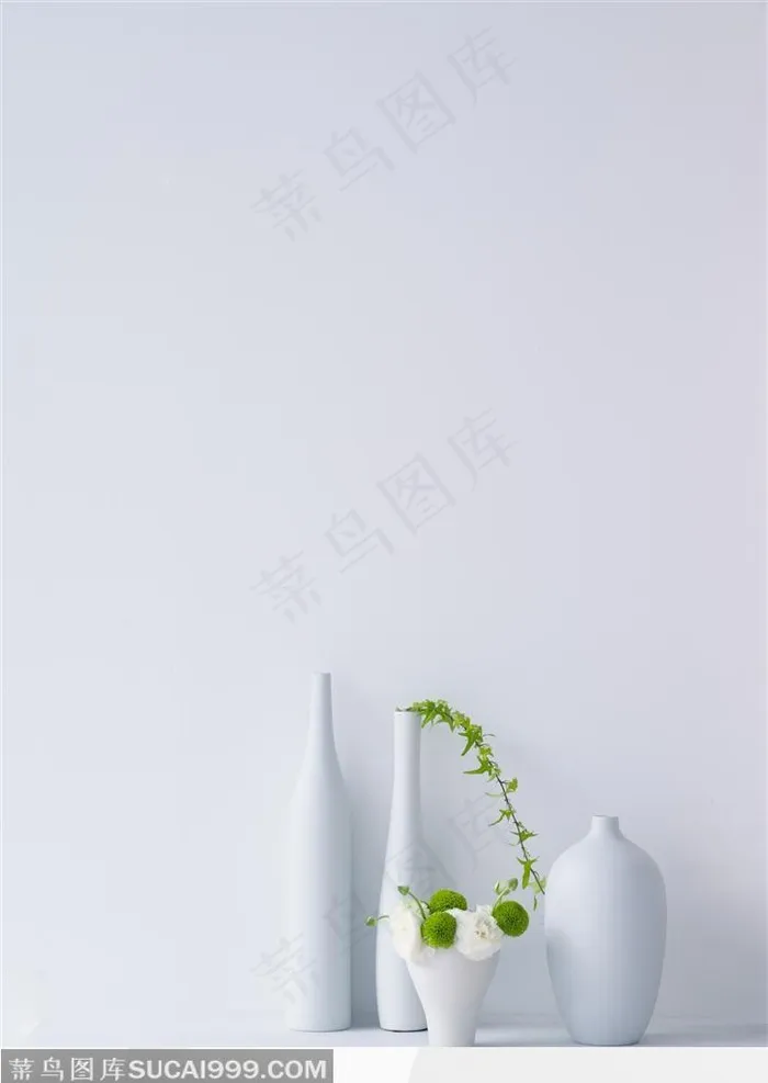 白色桌子上的四个不同的白色瓷器