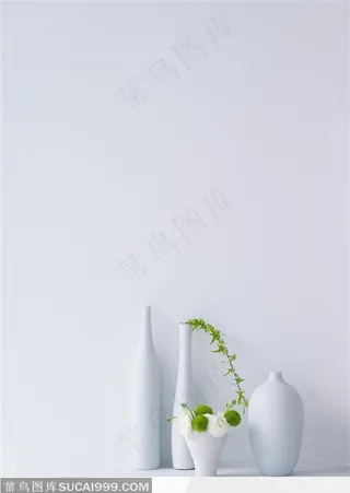 白色桌子上的四个不同的白色瓷器