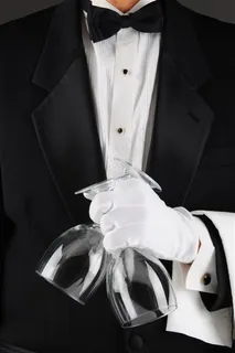 服务生手拿红酒杯的高清摄影