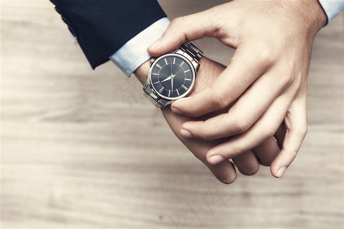 正在调整时间的商务人士高清图