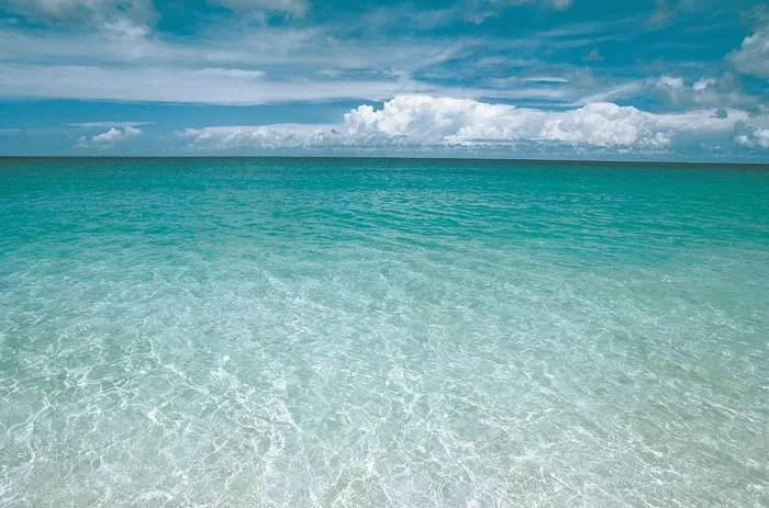 海面上出现的精美的蓝白渐变波纹