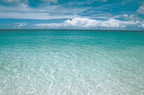 海面上出现的精美的蓝白渐变波纹