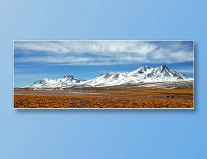 蓝天下的雪山景观
