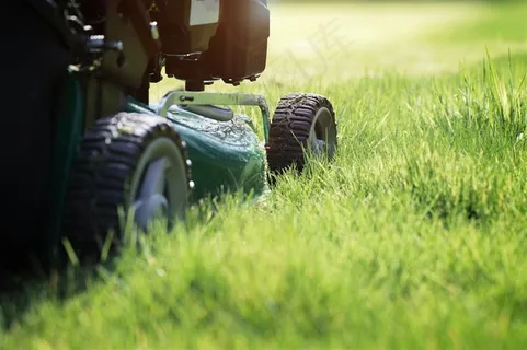 草地上的除草机高清摄影图片