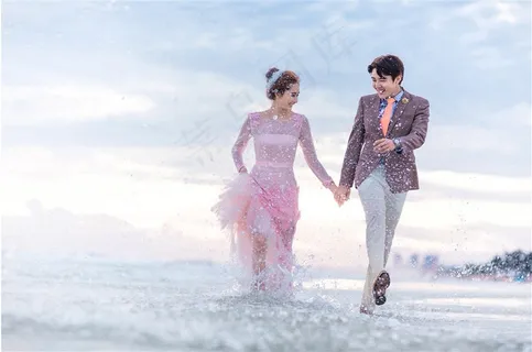 海边戏水的恋人