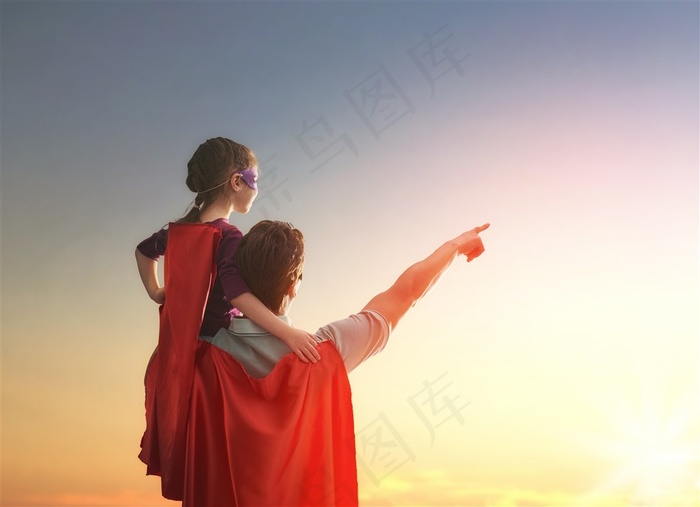 坐在爸爸肩膀上的女孩高清图片 家庭图片