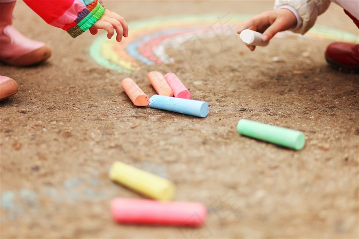 地上的粉笔彩虹
