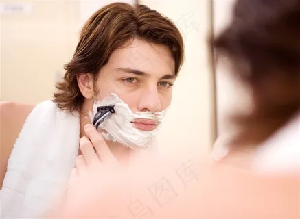年轻男人剃须刮胡子图片