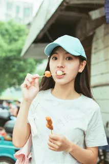 在吃肉丸的少女 在吃肉丸的少女