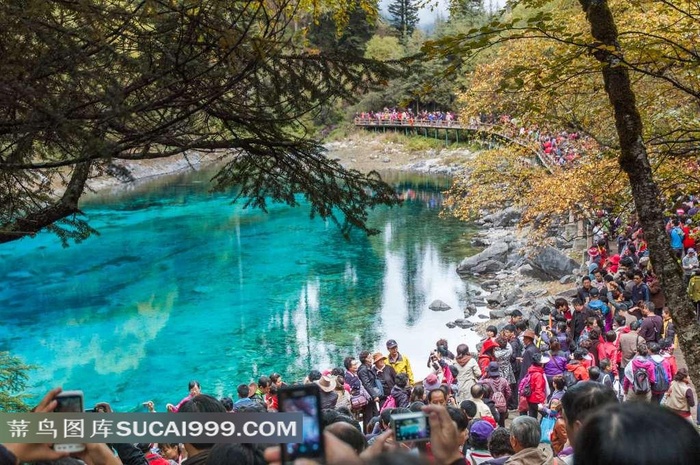 九寨沟旺季旅游观光的人群