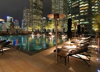 豪华酒店室外游泳池高清图片