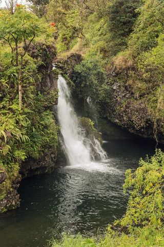 山间美丽的瀑布