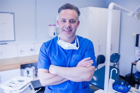 医院牙科护理男医生图片