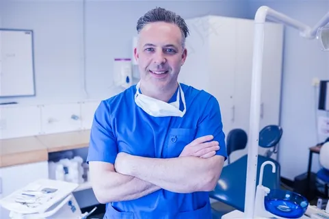 医院牙科护理男医生图片