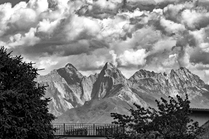 阿尔卑斯雪山黑白图片