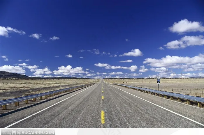 城市道路_蓝天下宽广的大公罗