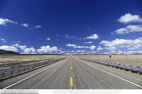 城市道路_蓝天下宽广的大公罗