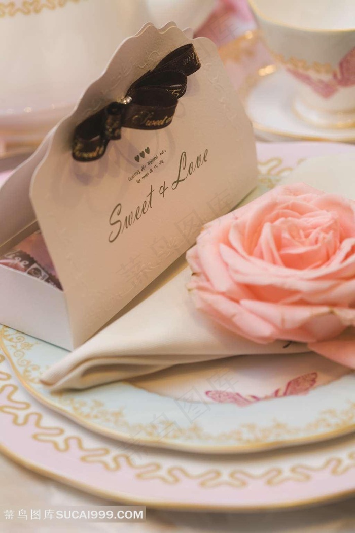 玫瑰花和婚礼请柬